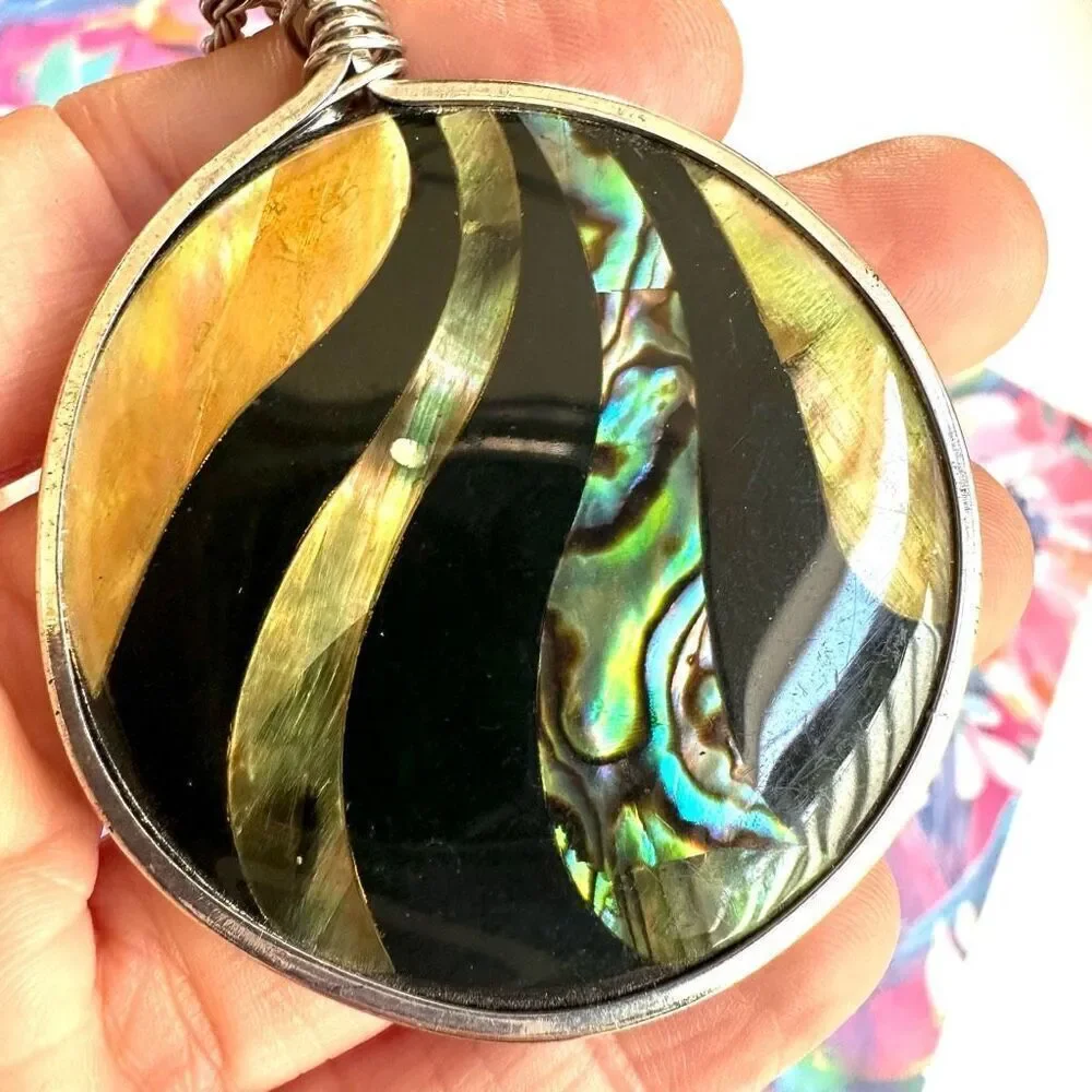 Round abalone pendant necklace
